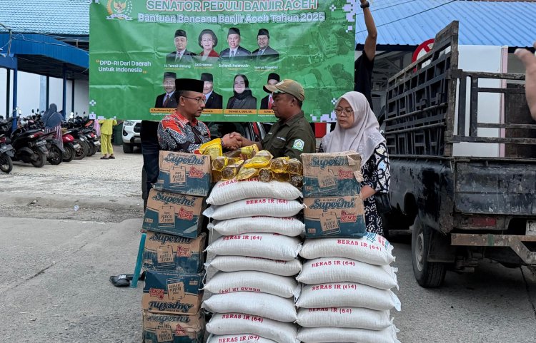 Haji Uma Salurkan Bantuan DPD RI Peduli Banjir kepada Warga Kuala Simpang
