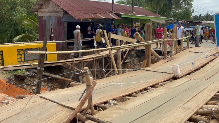 POLDA SUMUT BANGUN JEMBATAN DARURAT DI TAPTENG, PULIHKAN AKSES WARGA DAN JALINSUM