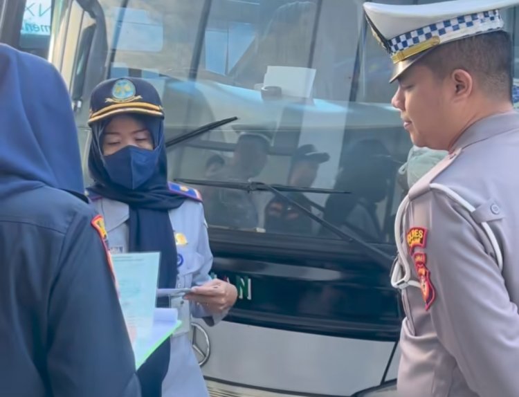 Satlantas Polres Banjar Laksanakan Ramp Check Kendaraan Bus Penumpang Massal dalam Rangka Cipkon Operasi Lilin Lodaya 2025