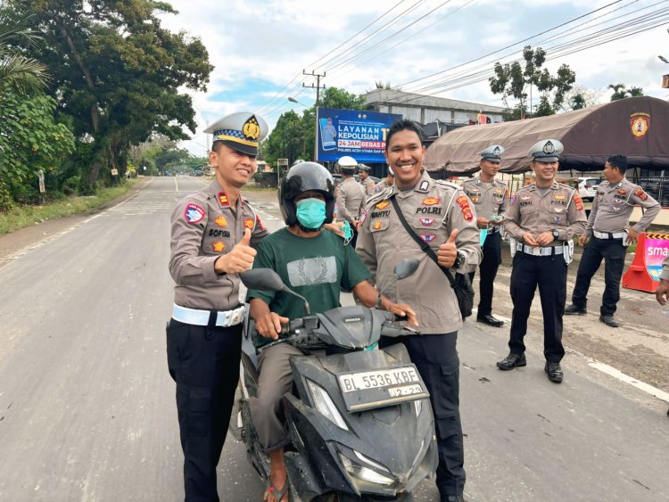 Peduli Kesehatan Warga, Kasat Lantas Aceh Utara Pimpin Pembagian Masker Pasca Banjir