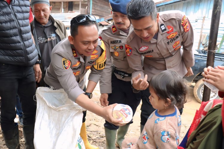Kapolres Aceh Tengah Salurkan Bantuan Sembako untuk Korban Bencana Alam di Kecamatan Bintang
