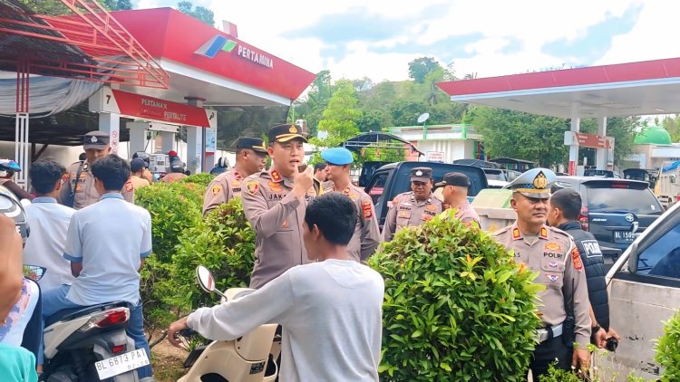 Cegah Kepanikan dan Antrean Panjang, Kapolres Pidie Gunakan Pengeras Suara Beri Imbauan di SPBU
