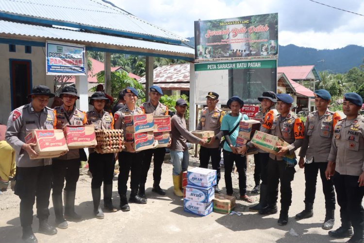 Polres Padang Pariaman Salurkan Bantuan ke Warga Terdampak di Korong Sipisang sipinang Nagari Anduring Kecamatan 2x11 Kayu Tanam 