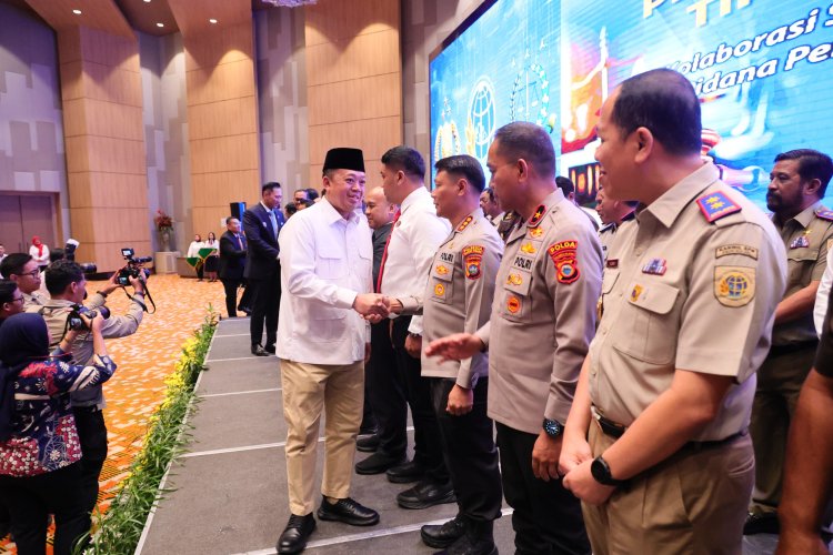 Menteri Nusron Berikan Penghargaan kepada 74 Pihak yang Berperan dalam Pencegahan Tindak Pidana Pertanahan Tahun 2025
