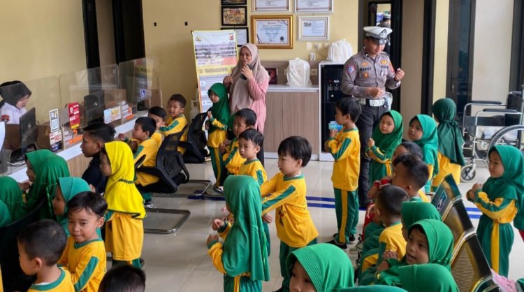 Satlantas Polres Garut Terima Kunjungan Siswa TK Aisyiyah dalam Kegiatan "Polisi Sahabat Anak"