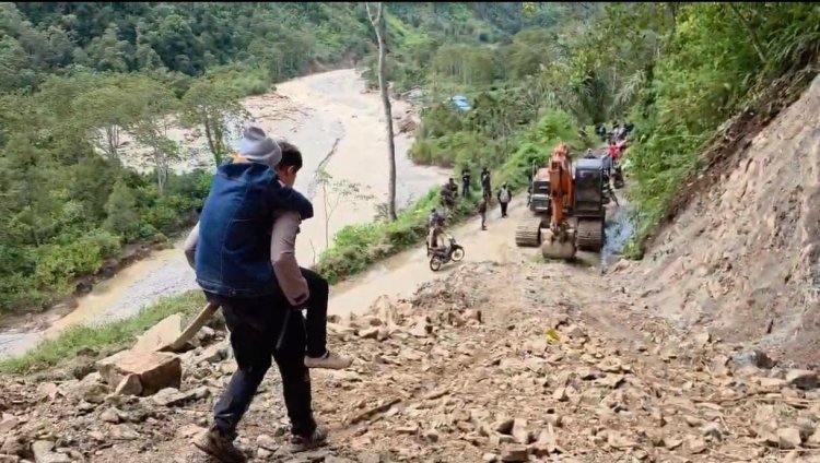 Personel Polres Gayo Lues Evakuasi Warga Sakit dengan Cara Digendong di Desa Tetumpun