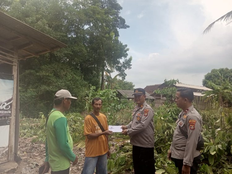 Peduli Sesama, Kapolres Salurkan Bantuan Kepada Korban Angin Puting Beliung di Negara Batin