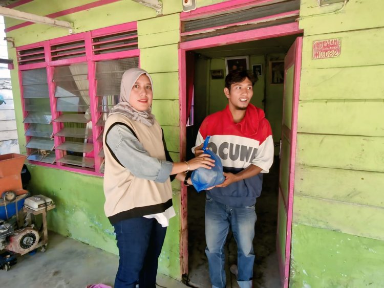 Kasat Intelkam Polres Langsa Salurkan 50 Paket Bansos untuk Korban Banjir di Kota Langsa