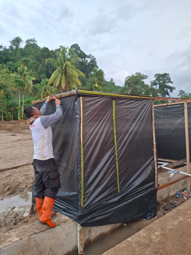 Brimob Polda Sumut Bangun MCK dan Tandon Air Bersih untuk Korban Banjir Bandang di Batang Toru