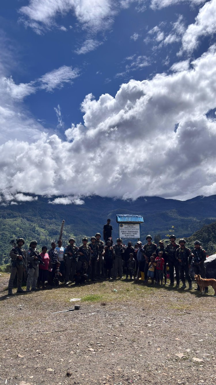 Personel Ops Damai Cartenz Sektor Sinak Beri Mi Instan dan Makanan Ringan Saat Warga Membersihkan Gereja Gingga Baru