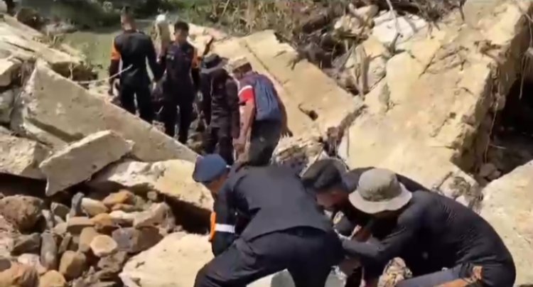 Brimob Polda Kaltara Membangun Jembatan Roboh di Tapal Batas, Sebatik Tengah