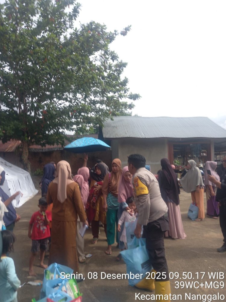 Polda Sumbar Salurkan Bantuan untuk Ibu dan Balita Terdampak Banjir Bandang di Nanggalo