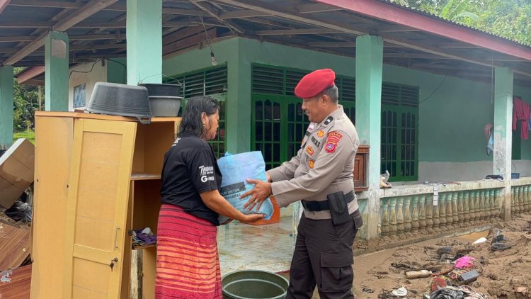 Polda Sumbar Salurkan Bantuan untuk Ibu dan Balita Terdampak Banjir Bandang di Nanggalo