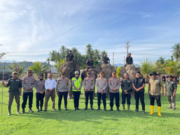 Sinergi Polri dan BKSDA : Gajah Dikerahkan Bersihkan Material Banjir di Pidie Jaya