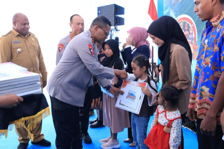 Polri Serahkan Bantuan Pendidikan bagi 10 Anak Korban KKB di Papua
