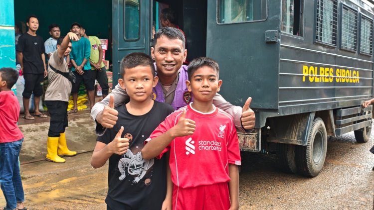 Tugas Kemanusiaan Berlanjut: Tim Brimob Polda Riau Evakuasi Jenazah Korban Bencana di Kecamatan Palembayan