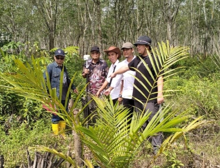 ‎Penyidik Polres Tulang Bawang Bersama BPN Tulang Bawang Lakukan Penataan Batas Tanah Sengketa di Desa Aji Mumu