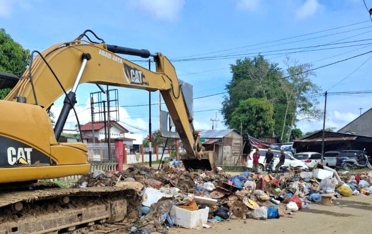 Pemko Langsa Kerahkan Alat Berat, Lumpur dan Sampah Dibersihkan Massif Pasca Banjir