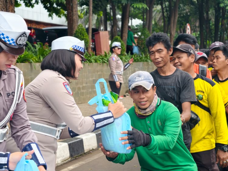 Polda Metro Jaya Rangkul Ojol dan PHL Lewat Jum’at Peduli: Kita Jaga Jakarta Bersama