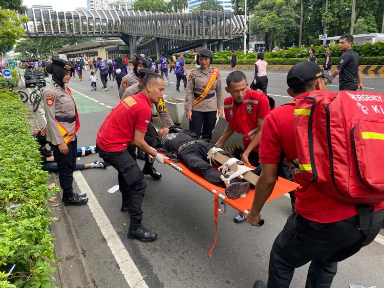 Polisi Bersepeda Sigap Bantu Evakuasi Korban Laka di CFD Jakarta