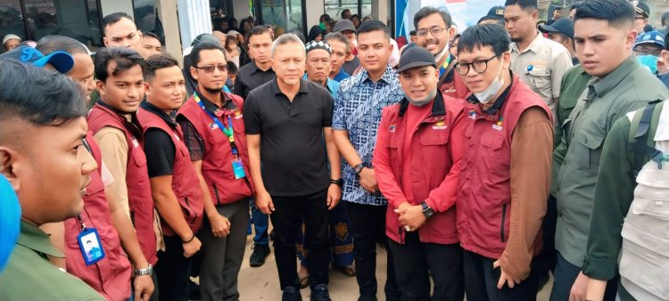 Menko Pangan Zulkifli Hasan Didampingi Wali Kota Langsa Salurkan Bantuan untuk Pengungsi Banjir dan Longsor