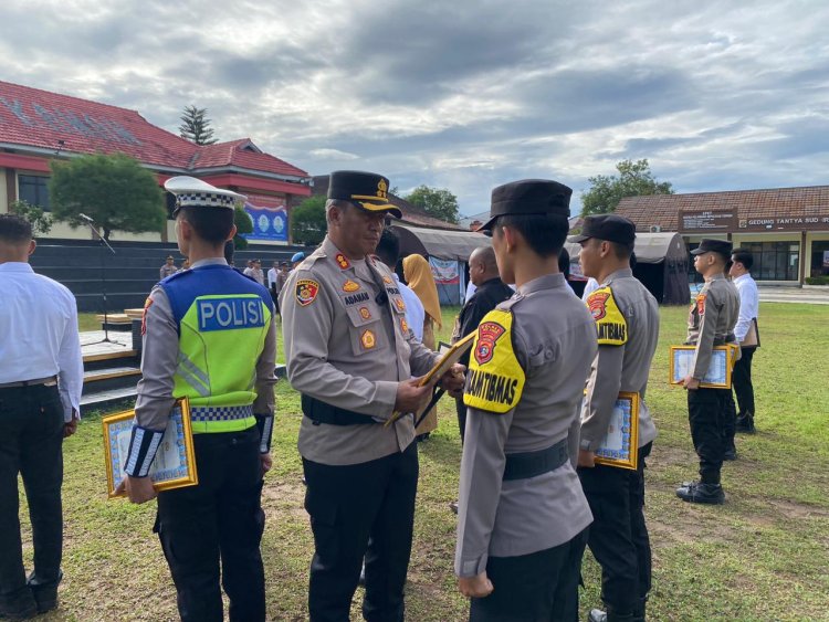 Kapolres Way Kanan Beri Penghargaan Empat Belas Anggota Berprestasi dan Empat Warga di Negara Batin