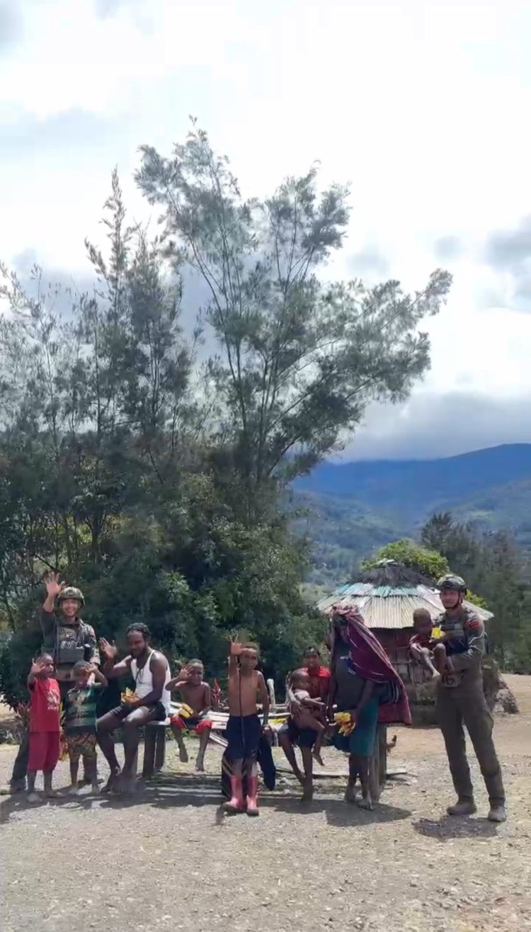 Sentuhan Humanis Satgas Damai Cartenz di Sinak Dengan Bagikan Makanan Ringan kepada Warga