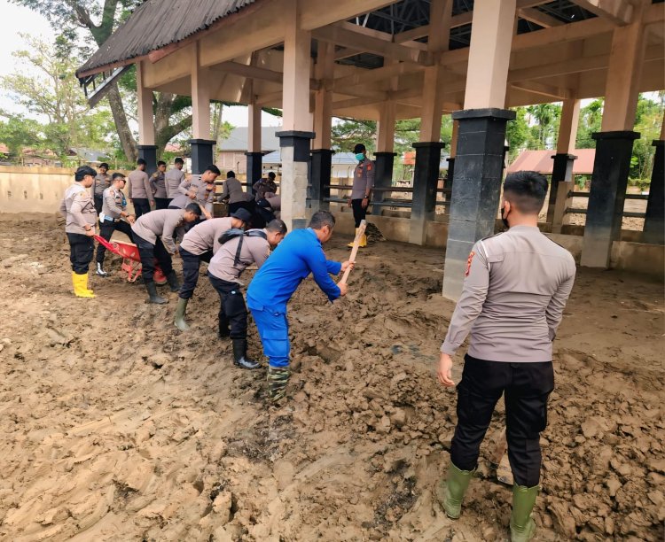 Bentuk Kepedulian Pasca Banjir, Polres Pidie Bersihkan Puskeswan Pasar Hewan Baro Yaman