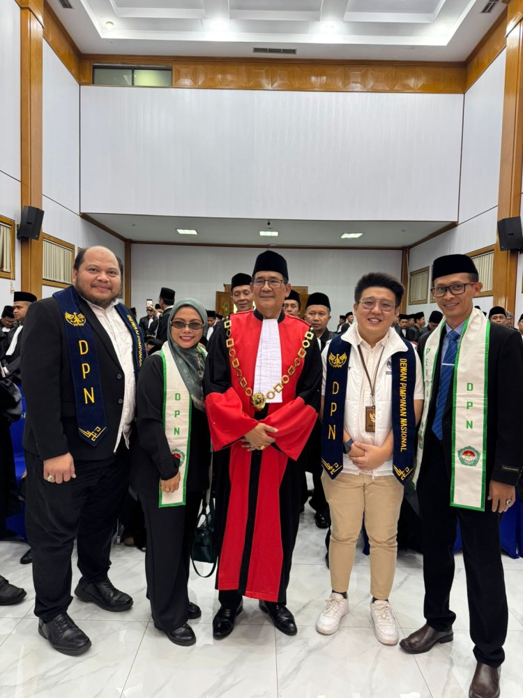 Momentum Pengambilan Sumpah Advokat KNAI, Christopher Anggasastra, S.M., S.H. Serahkan Plakat Kehormatan ke Pengadilan Tinggi Bandung