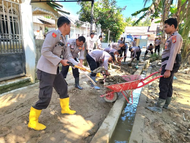 Peduli Lingkungan, Polres Pidie Bersihkan Jalan Gampong Kandang