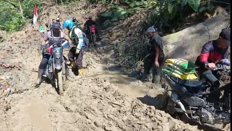 Dari Lumpur dan Bebatuan, Lagi Tim Trail Polres Pidie Lansir Bantuan Sembako Untuk Warga Rusep Antara