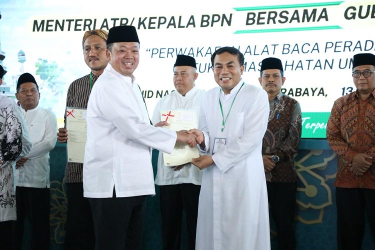 Jelang Natal, Romo Wahyu Terima Sertipikat untuk Gereja Katolik Fransiskus Asisi sebagai Kado Natal bagi Umat