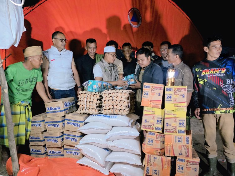 Haji Uma Antar Bantuan ke Desa Terisolir Aceh Tamiang, Warga Menangis Rumah Rusak Parah
