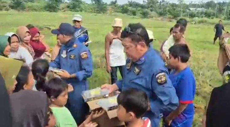 Aksi Kemanusiaan Pilot dan Kru Helikopter Salurkan 145 Al-Qur’an untuk Anak-Anak Terdampak Banjir di Aceh Tamiang
