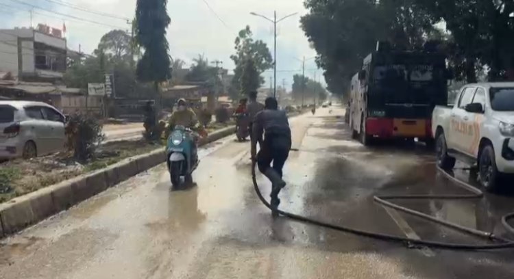 Minimalisir Debu Pasca Banjir, Polri Lakukan Pembersihan dan Penyiraman Jalan Protokol Aceh Tamiang