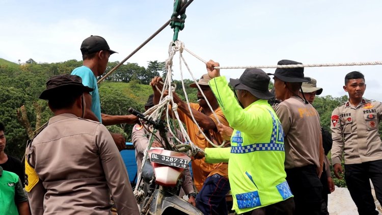 Polres Bener Meriah dan Brimob Pasang Tali Sling, Pulihkan Akses Warga Pasca Bencana di Bener Meriah dan Aceh Tengah