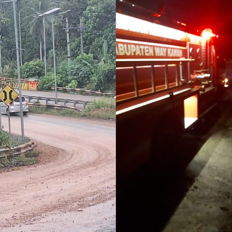 Antisipasi Kecelakaan, Personel Damkar Way Kanan Bersihkan Tumpukan Tanah di Jalinsum Jembatan Way Umpu Negeri Baru