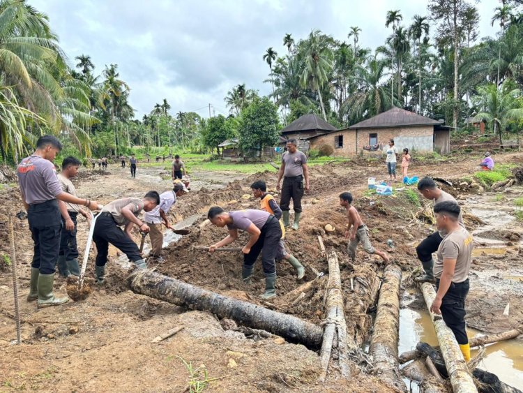 Tim SAR Resimen II Pasukan Pelopor Bantu Pencarian dan Pemulihan Infrastruktur Pascabanjir di Agam