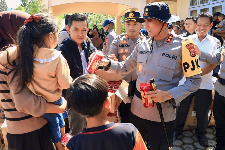 Kapolda Aceh Sapa dan Hibur Anak-Anak di Posko Pengungsian Pasca Kepanikan Gunung Burni Telong