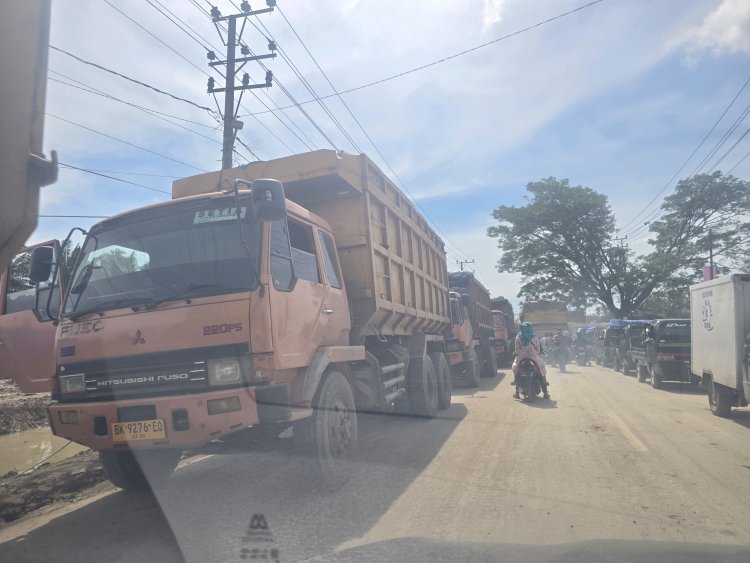 Badan Jalan Dikuasai Truk Fuso, Proyek Huntara di Aceh Tamiang Bikin Puluhan Kendaraan Terjebak Macet Berjam -Jam