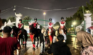 Polisi Berkuda Polsatwa Patroli di Monas, Warga Antusias hingga Foto Bareng