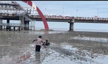 Respons Cepat Dit Polairud Polda Jatim Selamatkan Dua Anak Terjebak Lumpur di Wisata Kenjeran