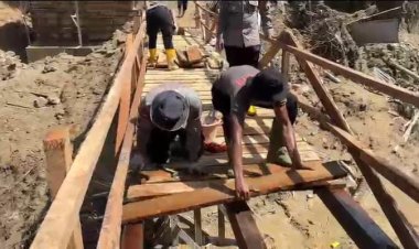 Sat Brimob Polda Sumbar Bangun Jembatan Darurat Penghubung Dua Nagari di Padang Pariaman