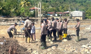 Brimob Polda Aceh Pasang Seling Penyeberangan di Kampung Bah, Balita Digendong Demi Keselamatan Warga