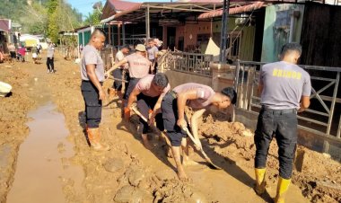 Brimob Polda Sumut Gotong Royong Bersihkan Lingkungan Perumahan Pandan Asri Pascabencana