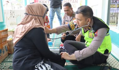 Ringankan Beban Anak Pengungsi, Polres Aceh Tengah Buka Layanan Medis dan Bagi Alat Sekolah
