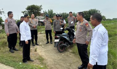 Dansat Brimob Polda Metro Jaya Hadir Dukung Program Kapolda Metro Jaya Melalui Peninjauan Rencana Jembatan Desa