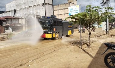 Water Cannon Disemprotkan di Jalan Lintas Aceh Selatan, Polri Minimalisir Debu Pasca Banjir
