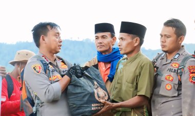 Kapolres Aceh Tengah Terobos Medan Ekstrem, Kembali Salurkan Bantuan ke Kampung Terisolir di Kecamatan Bintang