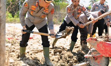Wujud Polri untuk Masyarakat, Kapolres Pidie Turun Tangan Bersihkan Lapangan Voli Terdampak Banjir